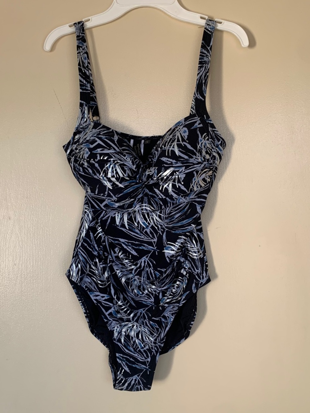 Nip Tuck Black Foul Leaf Side Ruching Swimsuit Sz.6 Beach Pool Slimming